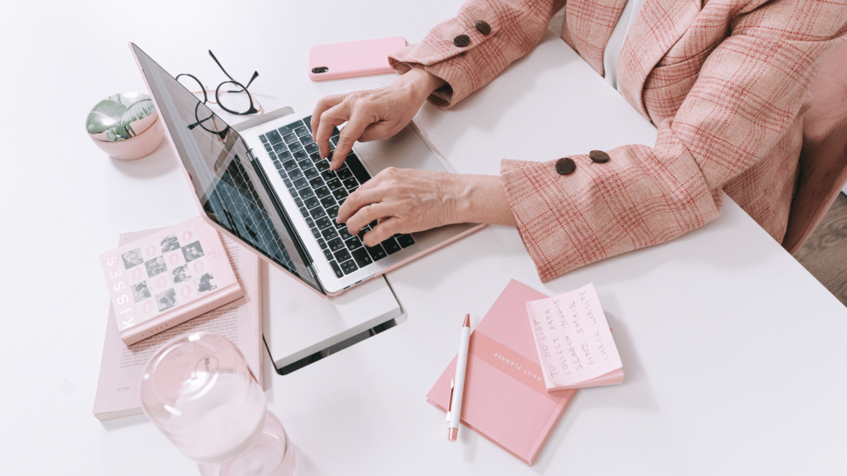 Firmowy e-mail, laptop i karta wejściowa na B2B – czy PIP uzna współpracownika za pracownika?