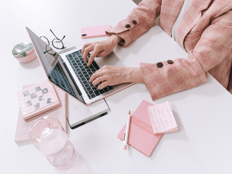 Firmowy e-mail, laptop i karta wejściowa na B2B – czy PIP uzna współpracownika za pracownika?